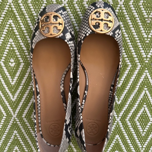 Tory Burch Snake Print Shoes with Small Heel - Picture 2 of 6